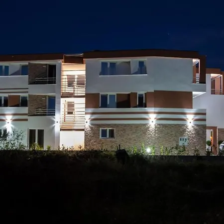 2 Bedroom Cozy In Apartment *