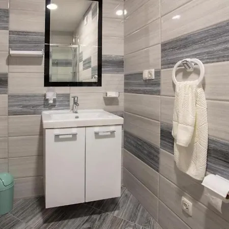 Apartment 2 Bedroom Cozy In